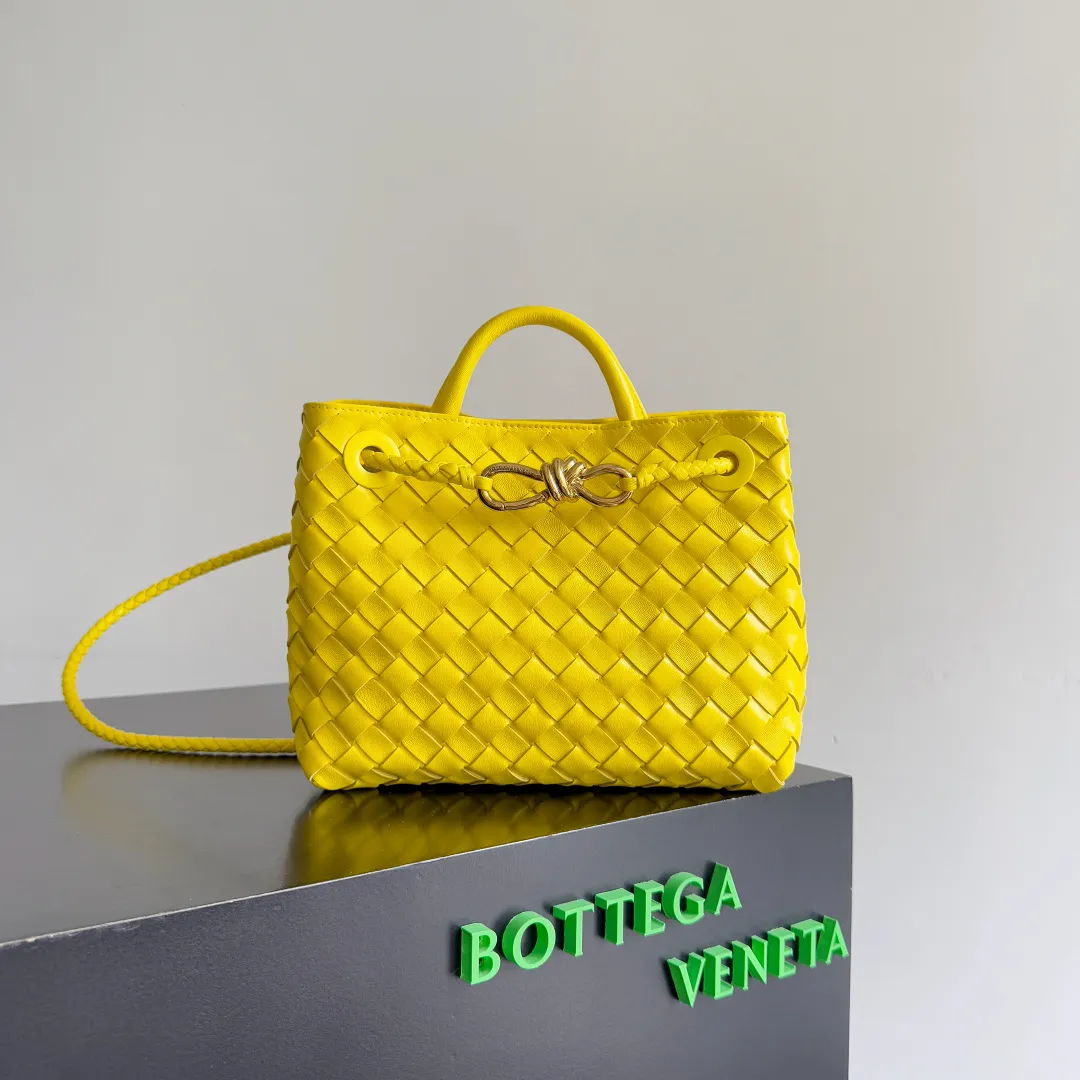 The 2023 new Andiamo batch of 1860 BV has been shipped‼ ️Really popular🔥The new Andiamo woven handbag launched by Bottega Veneta this season is really popular all over the world! ! Celebrities at home and abroad have worn it, and Oscar-winning actress Michelle Yeoh has taken it out on the street. Song Jia, Trai Yara, Yu Feihong, Sanji Ayaka, Rosie Hunting-Whiteley, Yoshioka Riho, etc. have all picked up this bag. It is classic and versatile, showing off its temperament, and the bag capacity is also large, which is very convenient for daily commuting! ! A variety of carrying methods, the shoulder straps can be adjusted by yourself, the original lambskin feels soft and delicate, and the unisex style breaks gender boundaries and brings a more practical and longer-lasting use experience. Andiamo, which has both elegant and casual styles, perfectly interprets the true appearance of "fashionable old money style". Style number: 743568 Size: 25*22*10.5cm